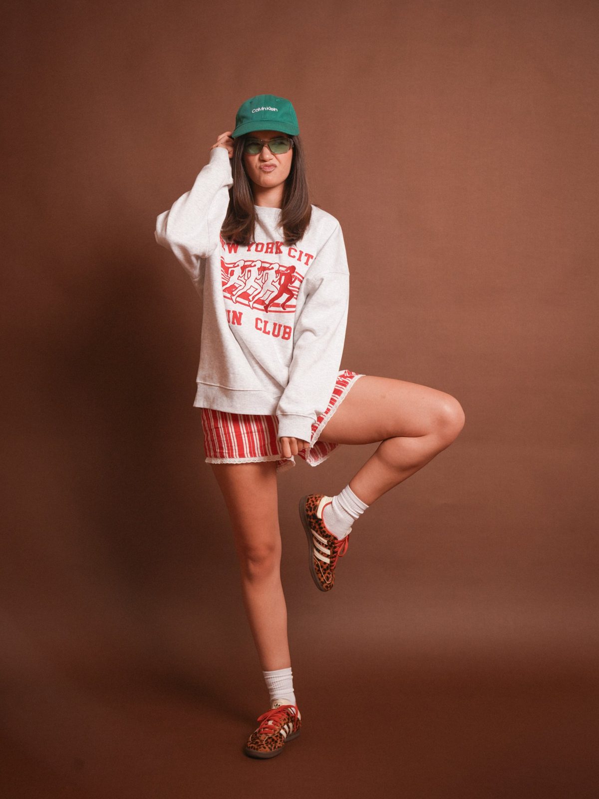 Outfit sport, fundal maro